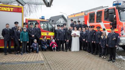 Bild: bkr
Zur standesamtlichen Trauung von Christina Felix und Florian Weber gratulieren die Feuerwehren Immenreuth und Zinst.