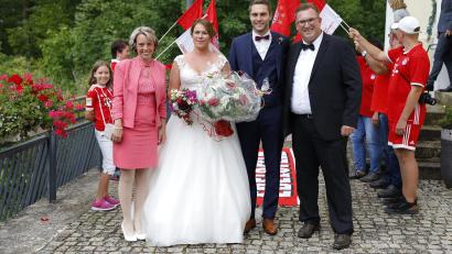 Bild: Benjamin Ebi
Das Brautpaar mit Fanclub-Vorsitzendem Patrick Kopp (rechts) und dessen Frau Jennifer Kopp (links)