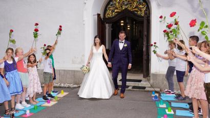 Bild: fvo
Mädchen und Buben der vierten Klasse der Grundschule Bechtsrieth gratulieren ihrem Lehrer Roman Klos und seiner Frau mit Rosen und einem Lied.