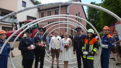 Bild: bk
Viel Glück im Ehestand wünschten der aktiven Braut und ihrem Bräutigam für die Thansüßer Wehr Philipp Grünbauer und Vanessa Espach (rechts) sowie Markus Aigner, Stefanie Pfab (verdeckt) und Christian Dworzak von der FFW Weiherhammer.