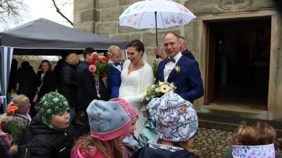 Bild: lep
Nach der kirchlichen Trauung von Lena und Kubilay Schreglmann wartete die Regenbogen-Gruppe des Kinderhauses Sankt Elisabeth Kirchenthumbach auf ihre Erzieherin Lena. Mit Blumen und einem Lied wurde das Brautpaar begrüßt.