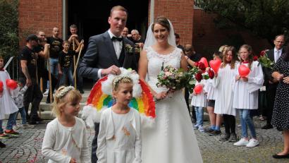 Bild: kro
Carina Gmeiner und Peter Härtl beim Verlassen der Missionskirche St. Peter.