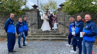 Bild: edo
Verena, geborene Nickl, und Michael Bauer gaben sich in der Kirche St. Johannes das Ja- Wort. Vertreter vom Kreisligist FC Tremmersorf, wo der Bräutigam erfolgreich kickt, standen Spalier.