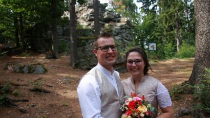 Bild: wro
Heiraten im Naturpark, mitten im Wald auf einer Naturbühne: Den Traum erfüllten sich Andreas Robl und Christina Dostler am Hackelstein bei Fuchsmühl, wo sie sich das Jawort gaben.