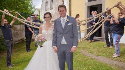 Bild: fvo
Stefanie und Stephan Griesbach werden am Kirchenportal unter anderem von den Seilziehern der Fahrenbergauswahl erwartet.