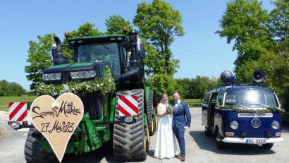 Bild: jp
Susanne und Matthias Kemmling haben sich für ihre Trauung zwei ungewöhnliche „Hochzeitskutschen“ ausgesucht: einen Raupenschlepper mit 620 PS und einen Oldtimer-Polizeibus aus den 70er-Jahren mit 47 PS.