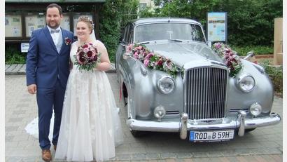 Bild: gm
Ein stattliches Brautauto englischer Extraklasse steht für das Brautpaar Christina und Thomas Biersack bereit.