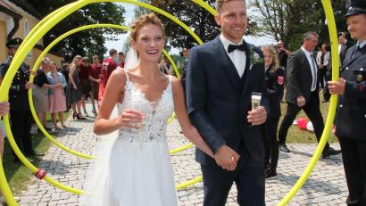 Bild: pi
Ein strahlendes Paar: Tama Fleischmann und Christoph Weig inmitten des Spaliers der Feuerwehr.