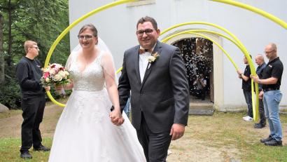 Bild: rgr
Nach der kirchlichen Trauung von Anna und Fabian Gradl in der "Maria-Hilf-Kirche" auf dem Annaberg in Grafenwöhr standen die Feuerwehr-Kollegen des Bräutigams aus Eschenbach Spalier.
