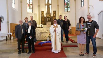 Bild: hok
Pfarrer Thomas Kohlhepp mit den Ehejubelpaaren, die vor 15, 30 und wie Ingeborg und Lothar Wiesner (links) vor 50 Jahren Ja zueinander sagten.