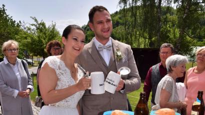 Bild: wku
Nach der Trauung stehen für Peter und Laura Pesold Bierkrüge und Kartoffeln zum Schälen um die Wette bereit..