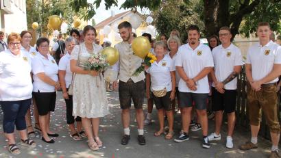Bild: dl
Manuel Troffer und Sophie Reimer haben in Thanstein geheiratet. Die Hochzeitsgäste bildeten ein Spalier und ließen weiß-goldene Luftballons in den Himmel steigen.