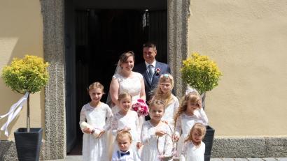 Bild: exb
Blumenkinder begleiten Katharina und Harald Strobl beim Auszug aus der Kirche.