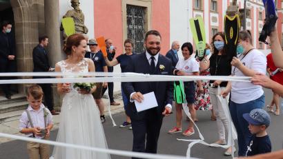 Bild: myd
Ein Spalier aus rund 30 Wasserwachtsmitgliedern mit Flossen und Verbandmull empfängt das Brautpaar Andreas und Maren Ott vor der Kirche.