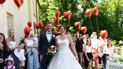 Bild: Freya Stoeckl
Überglücklich strahlen der Bräutigam Stephan und seine schöne Braut Evi nach ihrer Trauung auf Schloss Guteneck mit der Sonne um die Wette.