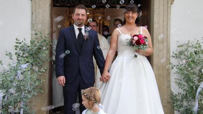 Bild: kro
Strahlend verließen Marion und Patrick Peter nach der Trauung die St.-Jakobus-Kirche in Marchaney. Die Feuerwehr Matzersreuth und die Stiftlandgriller erwarteten das Paar im Ehrenspalier und ließen Seifenblasen aufsteigen.