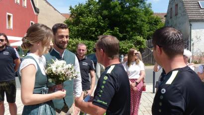 Bild: hme
Das Führungsteam des SV gratuliert Fabian Wudy und Amy Rottenberg zur Trauung.