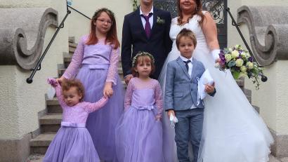 Bild: Kunz
Das Brautpaar Melanie und Holger Mayer mit seinen vier Kindern.