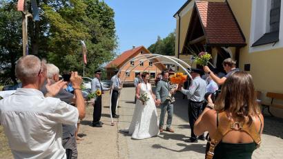 Bild: lei
Mitglieder der Feuerwehr Mimbach-Mausdorf bereiten ihrem Kommandanten Sebastian Mattner und seiner Frau Bianka ein Ehrenspalier vor der Mausbergkirche in Gebenbach.