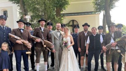 Bild: fz
Für Martin und Natalie: Die Feuerwehr gratuliert und die Schützen lassen es krachen.