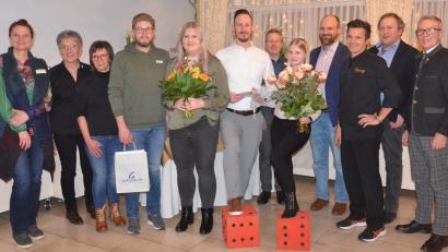 Bild: Kunz
So sehen Sieger aus. Das Gewinnerpaar der Weidener Hochzeitswochen, Marina Uschold und Benjamin Stefinger (Fünfte und Siebter von rechts). Links daneben die Gewinner des Trostpreises Katharina Prechtl und Marc Ackermann.