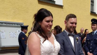 Bild: rfi
Sophia und Dominic Völkl gaben sich am Samstag in der Pfarrkirche St. Michael das Ja-Wort.