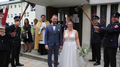 Bild: kro
Ein Ehrenspalier bildete die Feuerwehr Pleußen, als Kathrin und Jörg Schuller die Klosterkirche St. Josef in Fockenfeld verließen. Im Hintergrund Mitterteichs Kaplan Daniel Schmid, der den Gottesdienst zelebrierte.