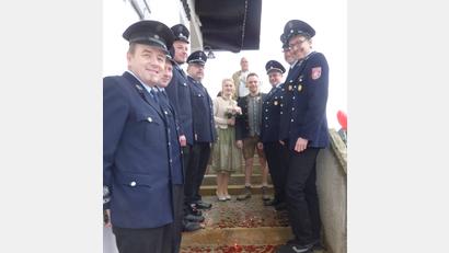 Bild: exb
Mit einem Spalier empfing eine Delegation der Feuerwehr Schönau die Frischvermählten.