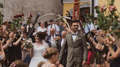 Bild: mab
Ein aktives Vereinsleben gehört für das frisch vermählte Paar Lisa und Florian einfach dazu. Das dankten ihnen die zahlreichen Freunde mit einem Rosenspalier nach dem Trauungsgottesdienst in Schwarzach.
