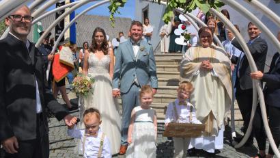 Bild: jr
Kirchlich geheiratet haben am Samstag in der Leonberger Pfarrkirche Melanie und Tobias Schmid, hier im Bild mit Kaplan Daniel Schmid. Vorne (von links) die Brautkinder Leo, Clea und Erik. Das junge Paar hatte sich einst bei der Landjugend Leonberg kennengelernt.