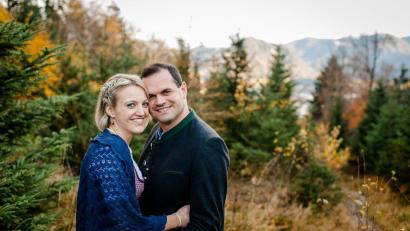 Bild: Petra Fritzi Hennemann/exb
Sonja Riedl und Armin Strohmaier aus Bad Neualbenreuth gaben sich in der Gemeinde Hausham das Jawort. Die Wahl der Örtlichkeit erfolgte aus gemeinsamer Liebe zu den Bergen.