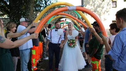 Bild: sne
Mit Schwimmnudeln stand die Stadtverwaltung Spalier für Stefan und Sophie Danhauser.
