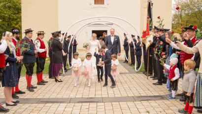 Bild: exb
Spalier mit Trachtengwand und Rosen vor der Frohnbergkirche für das Brautpaar Nadine und Florian Weiß.