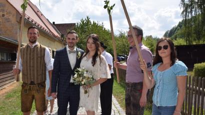 Bild: wku
Nach der Trauung warten Arbeitskollegen aus der Firma Kurz vor dem Steinstadel auf Marvin und Theresa Gebhard.