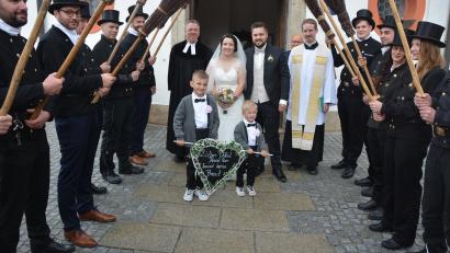 Bild: jr
Ökumenisch geheiratet haben am Samstag in der Dreifaltigkeitskirche Kappl die Marktredwitzerin Carina Paul und der Pleußener Daniel Müller. Getraut wurden die beiden von Pfarrer Christoph Schmidt (links) und dem ehemaligen Mitterteicher Kaplan Andreas Schinko.