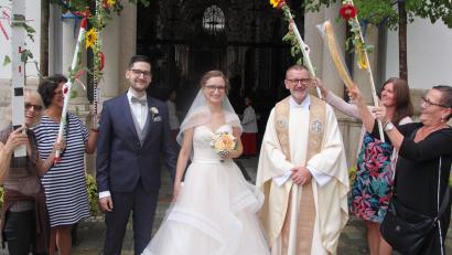 Bild: kro
Regina und Patrick Rippl mit Stadtpfarrer Thomas Vogl beim Verlassen der Basilika. Lehrerinnen der Gerhardinger-Grundschule Weiden standen Spalier.