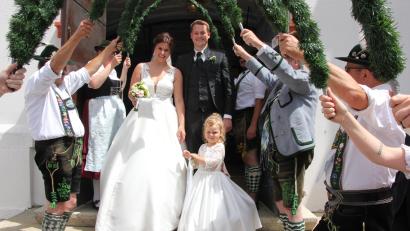 Bild: kro
Auf Sandra Stich und Andreas Schmidkonz und das Brautkind Mia wartete ein großes Ehrenspalier.