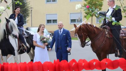 Bild: fsb
Die Reiterfreundinnen gratulieren dem Hochzeitspaar hoch zu Ross.