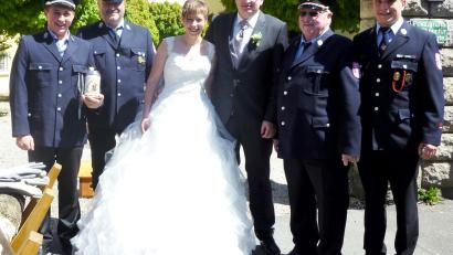 Bild: njn
In der Jakobuskirche in Wildenreuth gaben sich Michael Janner und Susanne Legat das Ja-Wort. Zur Vermählung gratulierte auch die Feuerwehr Wetzldorf mit (von links) Kommandant Rudi Schinner, zweiter Vorsitzender Franz Wenning, erster Vorsitzender Willi Kraus und zweiter Kommandant Manuel Köllner.