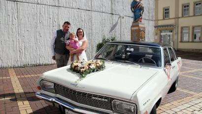 Bild: jma
Corinna und Dominik Fraunholz mit Töchterchen Sina vor der Pfarrkirche in Kirchenthumbach, natürlich mit einem Oldtimer.