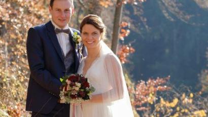 Bild: Günter Scharl
Johannes und Nadine Schneider am Ziel: Sie sind nun auch kirchlich verheiratet. Der Weg dahin war wegen Corona aber ein weiter und steiniger.