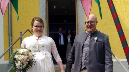 Bild: rfi
Nach der Trauung durchschreiten die Frischvermählten Lisa Sponar und David Nesner das Lanzenspalier des Fördervereins St.-Jodok-Ritt.