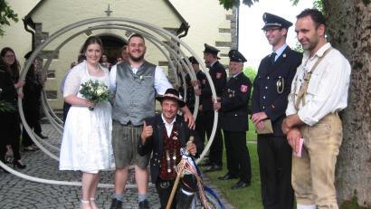 Bild: wad
Lisa Bücherl aus Irlach und Patrick Fischer aus Schönsee bahnten sich den Weg ins Eheglück durch eine Schlauchspirale. Auch Hochzeitslader "Fips" war dabei.