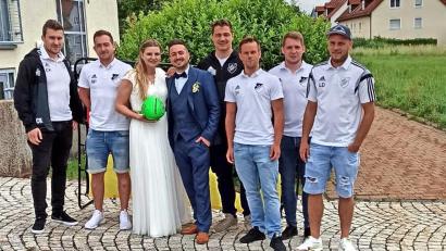 Bild: hai
Dem frisch vermählten Paar Carolin Scharf und Hakan Özkan (Dritte und Vierter von links) gratulierten vom ASV Haidenaab Christian Küffner, Michael Popp, Pascal Steger, Daniel Veigl, Amadeus Hübner und Lukas Dötterl (von links).