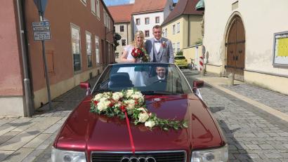 Bild: jzk
Nach der Trauung in der Stadtpfarrkirche Kemnath chauffierte Bastian Veigl das frisch vermählte Ehepaar Franziska Zeitler und Manuel Fleißner in seinem roten Audi-Cabrio in das Hochzeitslokal nach Kaibitz.