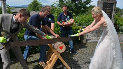 Bild: jr
Katharina und Johannes Zintl mussten einen Holzstamm durchsägen, den die Jungbauernschaft für das Ehepaar präpariert hatte. Mit dem stumpfen Werkzeug war das gar nicht so einfach.