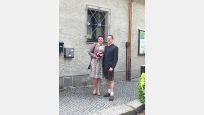 Bild: wrm
Katrin Schedl (geborene Senftleben) und Christian Schedl gaben sich in der Burg Neuhaus das Ja-Wort. Danach wartete ein kleiner Stationenlauf mit vielen Nettigkeiten auf das Paar.