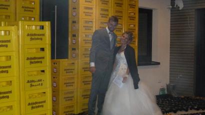 Bild: Marlene Kallwa/exb 
Evelyne und Stephan Schön vor ihrem verbarrikadierten Hauseingang.