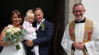 Bild: kro
Alle strahlten vor Glück, das Brautpaar Sabrina und Tobias Ernstberger mit Töchterchen Mia und Stadtpfarrer Dr. Thomas Vogl, der das Paar traute.