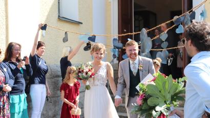Bild: flt
Viele Freunde, Arbeitskollegen und Vereinsvertreter bildeten ein Spalier für Luisa und Philip Böckl.
